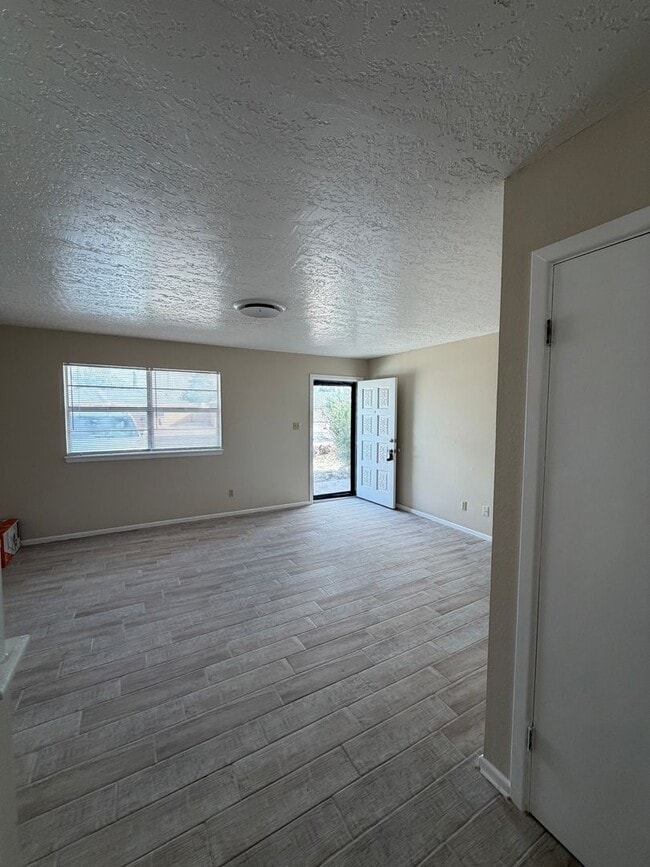 Building Photo - Beautiful 2 bed 1 bath spacious