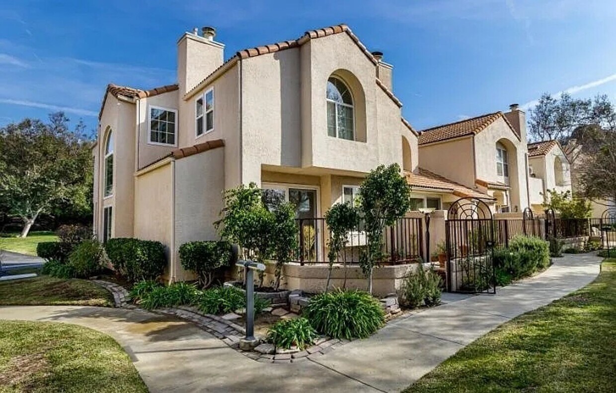 Foto principal - COMPLETELY REMODELED 3 Beds+2.5 Baths 2-st...