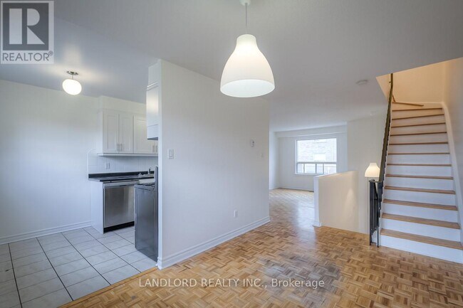 Photo du bâtiment - 2830-2830 Midland Ave
