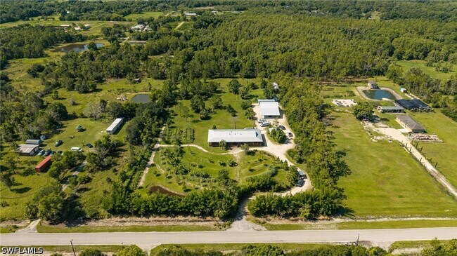 Foto del edificio - 828 Sanctuary Rd W
