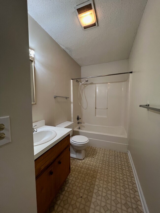 Foto del edificio - 300 Pineview Dr
