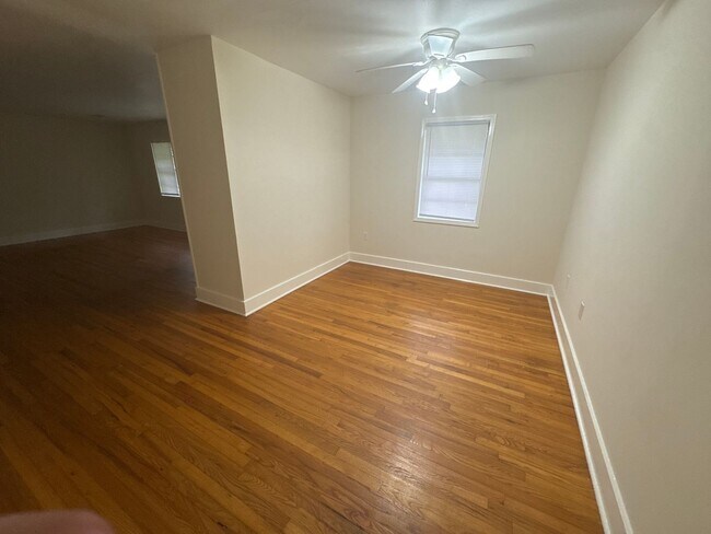 Building Photo - Beautifully updated and conveniently locat...