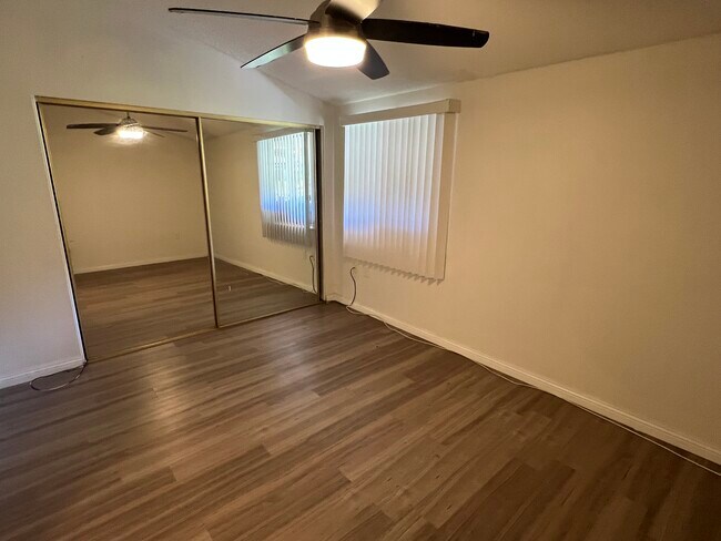 Dormitorio principal con puertas de armario con espejo - 19156 Avenue of the Oaks