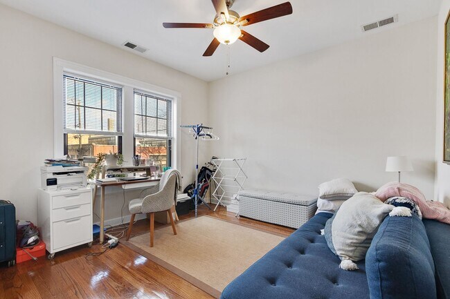 Foto del edificio - 1821 W Leland Ave