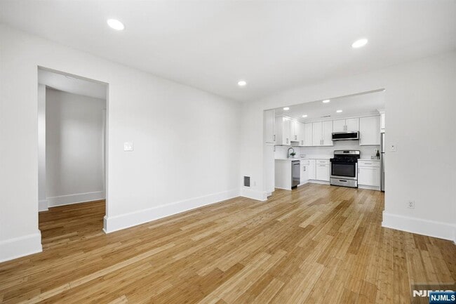 Building Photo - 136 7th Ave