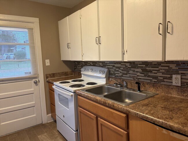 Building Photo - 2-bedroom located in Southern Greensboro