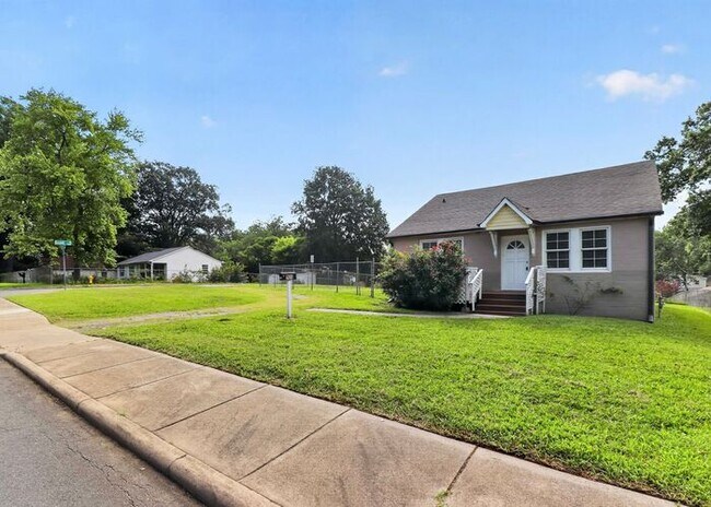 Foto del edificio - Charming 2BD/1BA Home Near Lakewood Park!