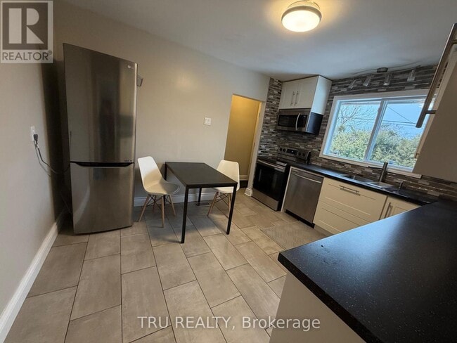 Building Photo - 7 Roundhay Dr