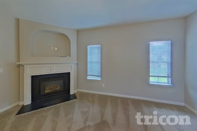 Building Photo - 15 Silver Willow Walk