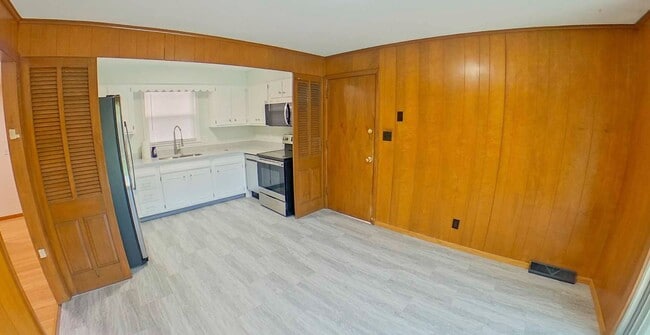 Building Photo - Pet Friendly + Great Location + Stainless ...