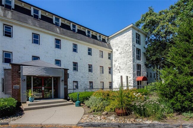 Foto del edificio - 494 Woonasquatucket Ave