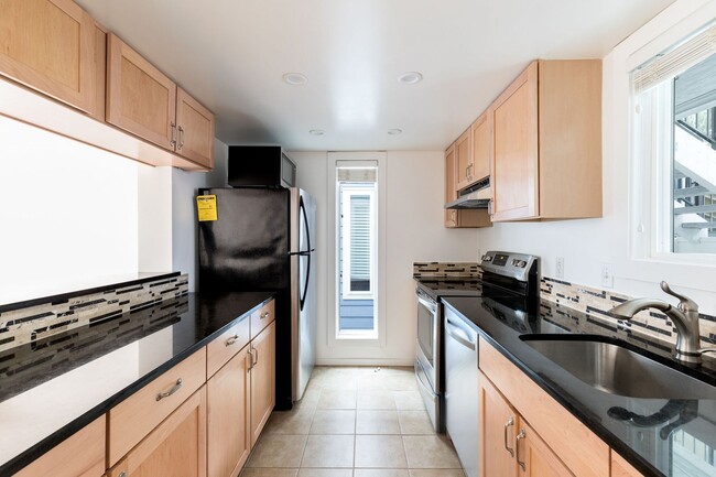 Foto del edificio - Remodeled 2 Bedroom Condo in a Convenient ...