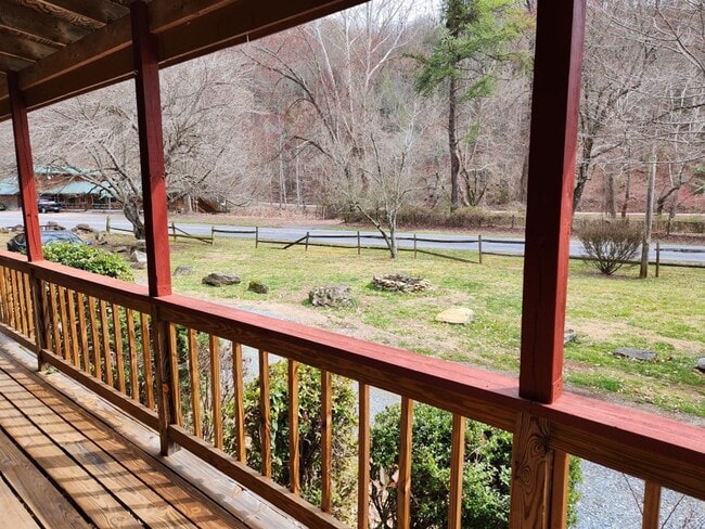 Building Photo - $1,100 - 2 Bedroom / 1 Bath Unfurnished Log Cabin Near Cherokee