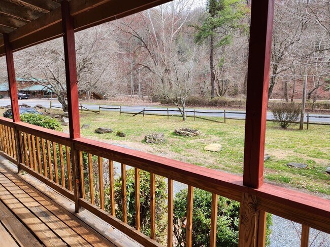 Foto del edificio - $1,100 - 2 Bedroom / 1 Bath Unfurnished Log Cabin Near Cherokee