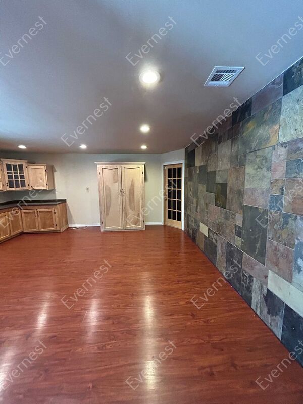 Building Photo - 6614 Shady Lake Dr