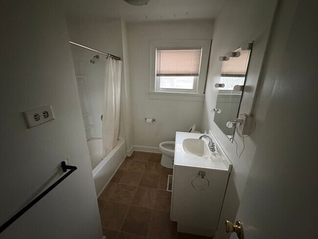 Foto del edificio - 247-249 North Harris Avenue