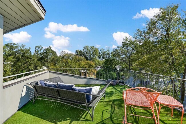 Foto del edificio - 1006 Elm St