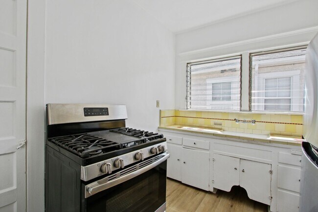 Foto del edificio - Charming 1-Bedroom Apartment in a Quiet Duplex
