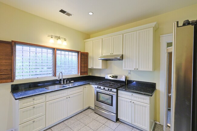 Building Photo - 1452 W 29th St
