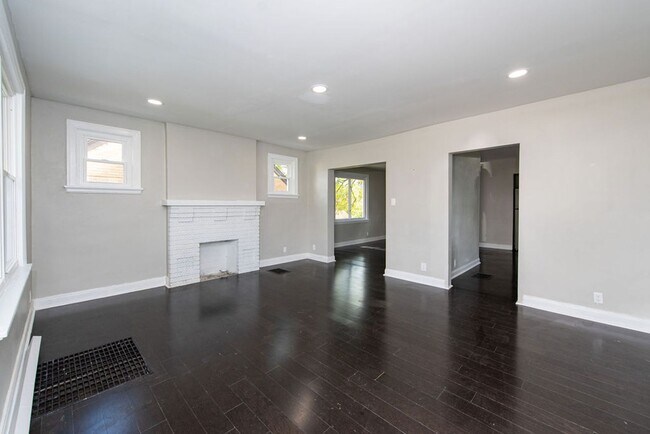 Foto del edificio - NORTH COLLEGE HILL -  Stunning remodel 3be...