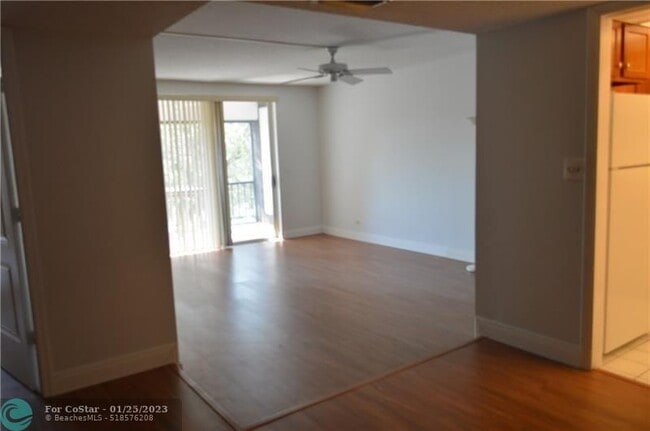 Building Photo - 3760 Inverrary Dr