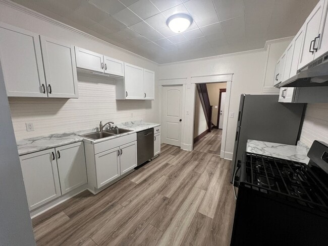 Building Photo - !3 Bedroom in Moline Ready August 1st!