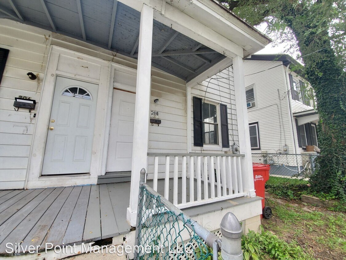Primary Photo - 3 br, 1 bath House - 208 Bank St.