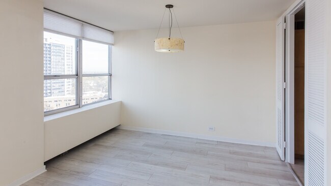 Foto del edificio - 655 W Irving Park Rd