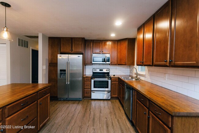 Building Photo - 2421 Woodmont Dr