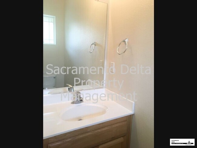 Building Photo - Adorable 2 bedroom 2.5 bath home