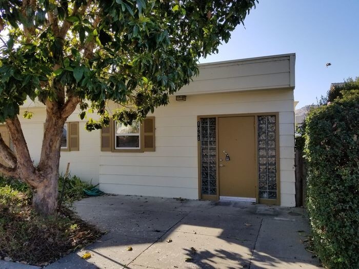 Primary Photo - 1051 Morro Ave