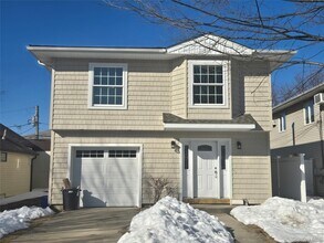 Building Photo - 451 E Pine St