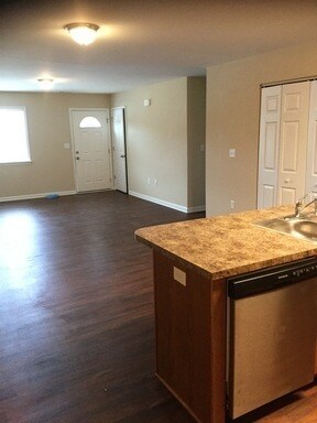 Building Photo - 3 bedroom/2 bath unit in Williamsburg