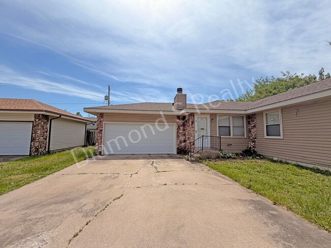 Building Photo - 1006 W Edgewood St