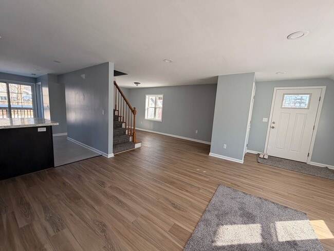 Building Photo - (2) bedroom Single Family Home with Open Layout, Close to Beaches and Lake!