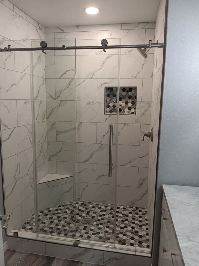 Main Bathroom Shower - 2910 W Marconi Ave