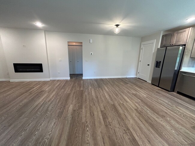 Building Photo - West AVL - 1/1 Like New Duplex