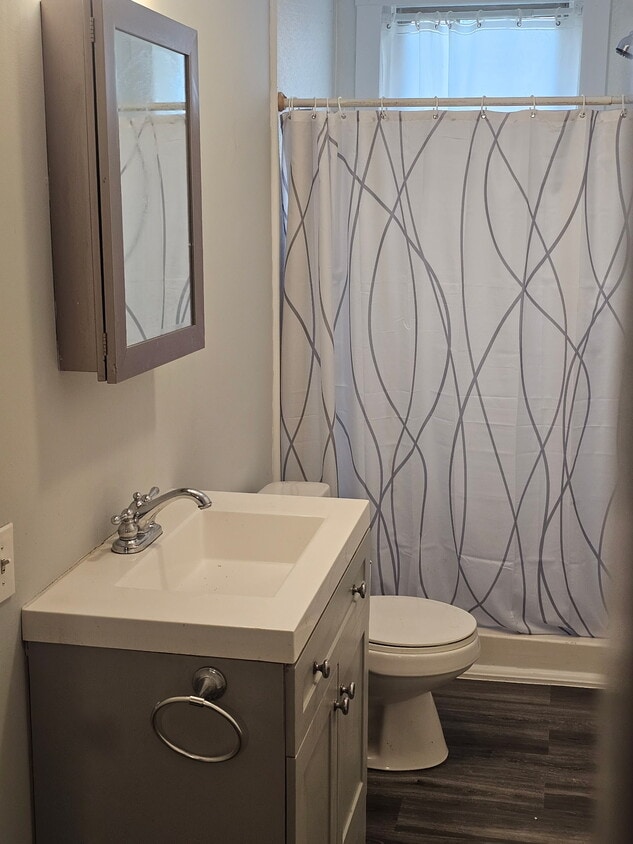 Building Photo - Central St