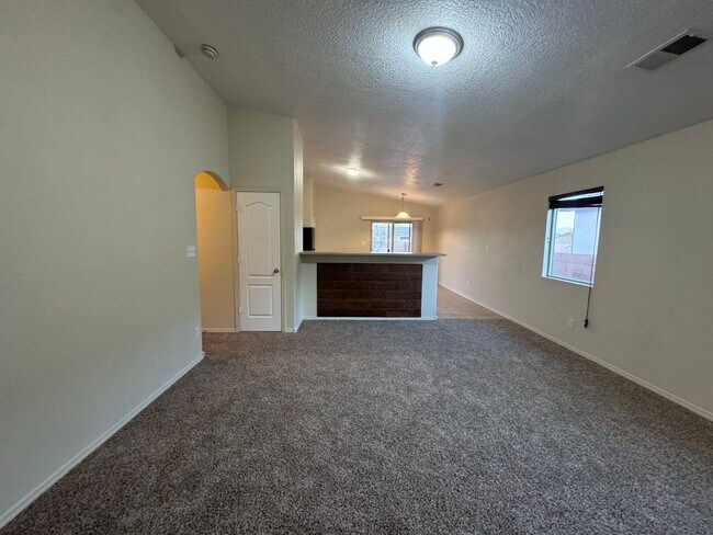Building Photo - 3 bed 2 bath 1400 sq ft home. New Flooring...