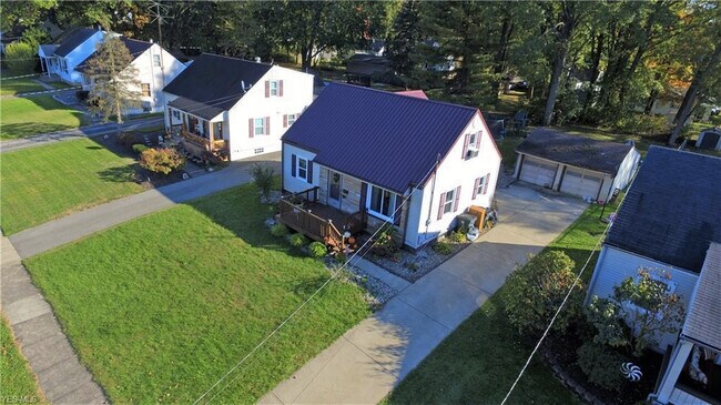 Building Photo - 1558 Beechwood St NE