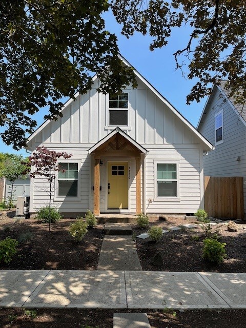 Primary Photo - 1110 Cottage St NE