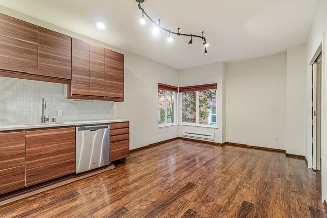 Building Photo - Spacious 1 Bed 1 Bathroom Capitol Hill Unit!