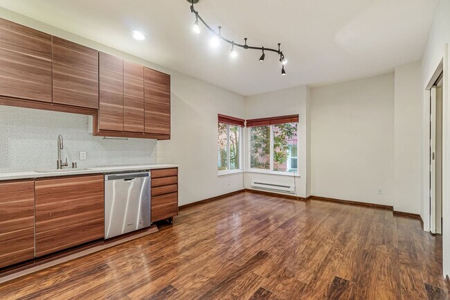 Foto del edificio - Spacious 1 Bed 1 Bathroom Capitol Hill Unit!