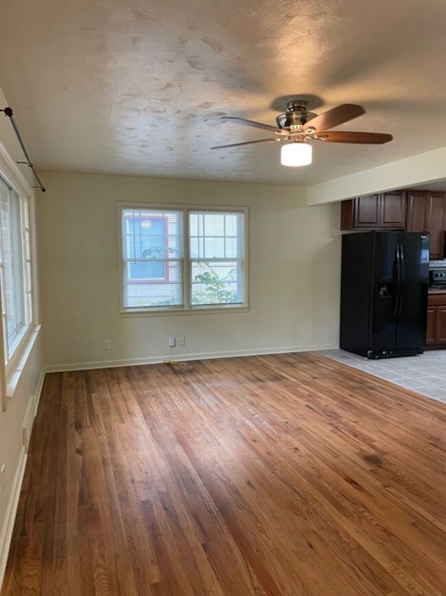 Building Photo - CHARMING 3 BED/1 BATH HOME IN THE HEART OF...