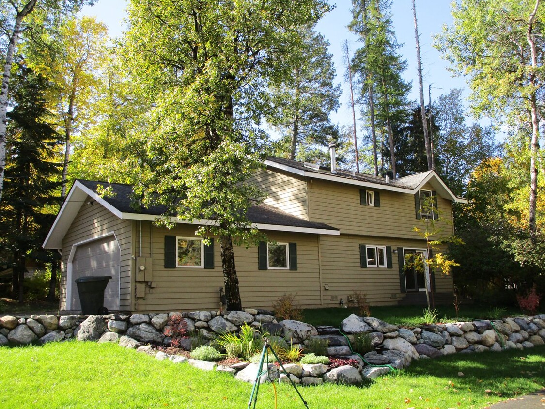 Primary Photo - Fabulous 4 bedroom/ 2 bath home with Lake ...