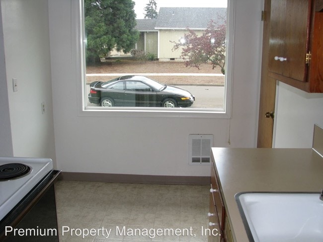 Building Photo - 310-322 McNary Ave NW