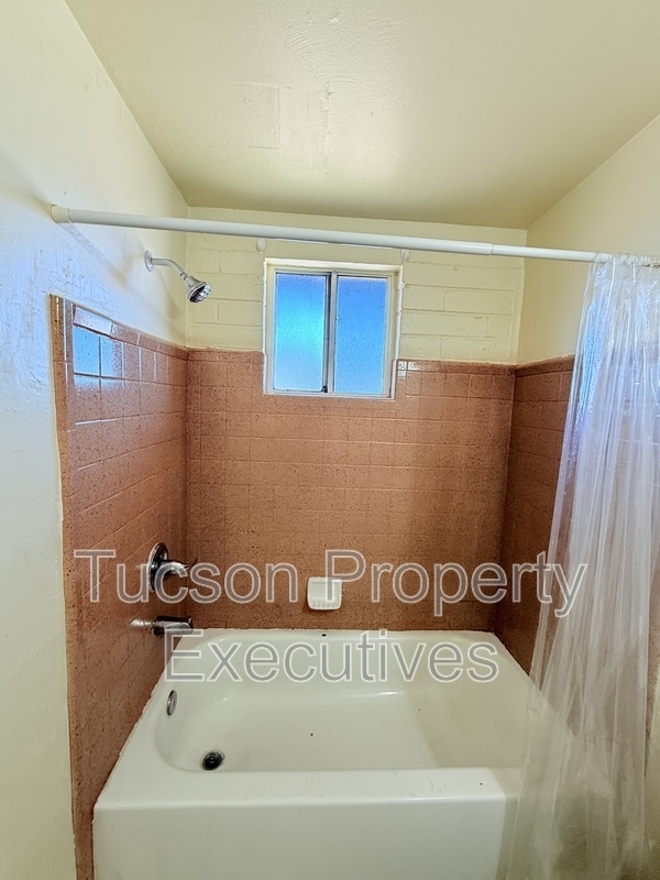 Building Photo - 240 W Sahuaro St