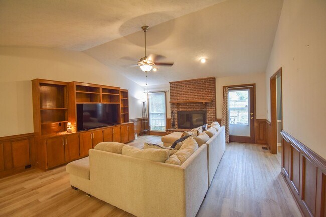 Foto del edificio - 3  Bedroom 2 Bathroom - Pets Under 20lbs Considered