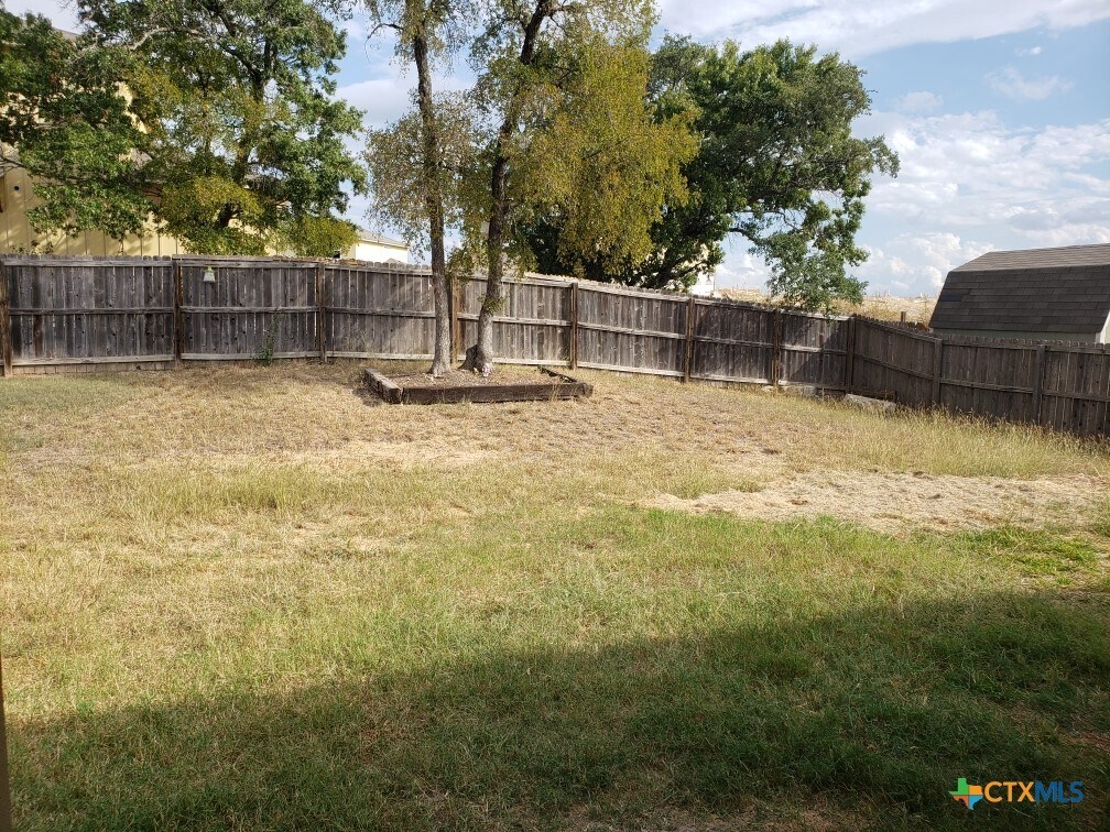 Building Photo - 1121 Dixon Cir