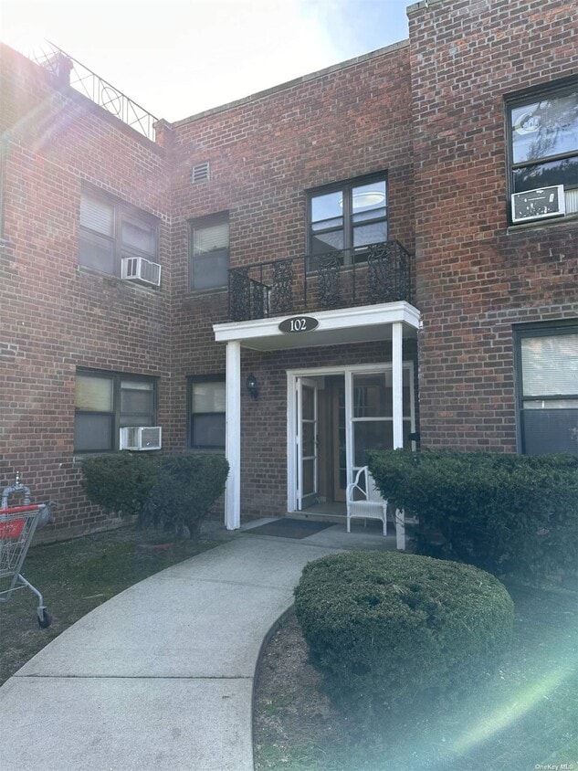 102 Division Ave Unit 1 B, Levittown, NY 11756 Room for Rent in